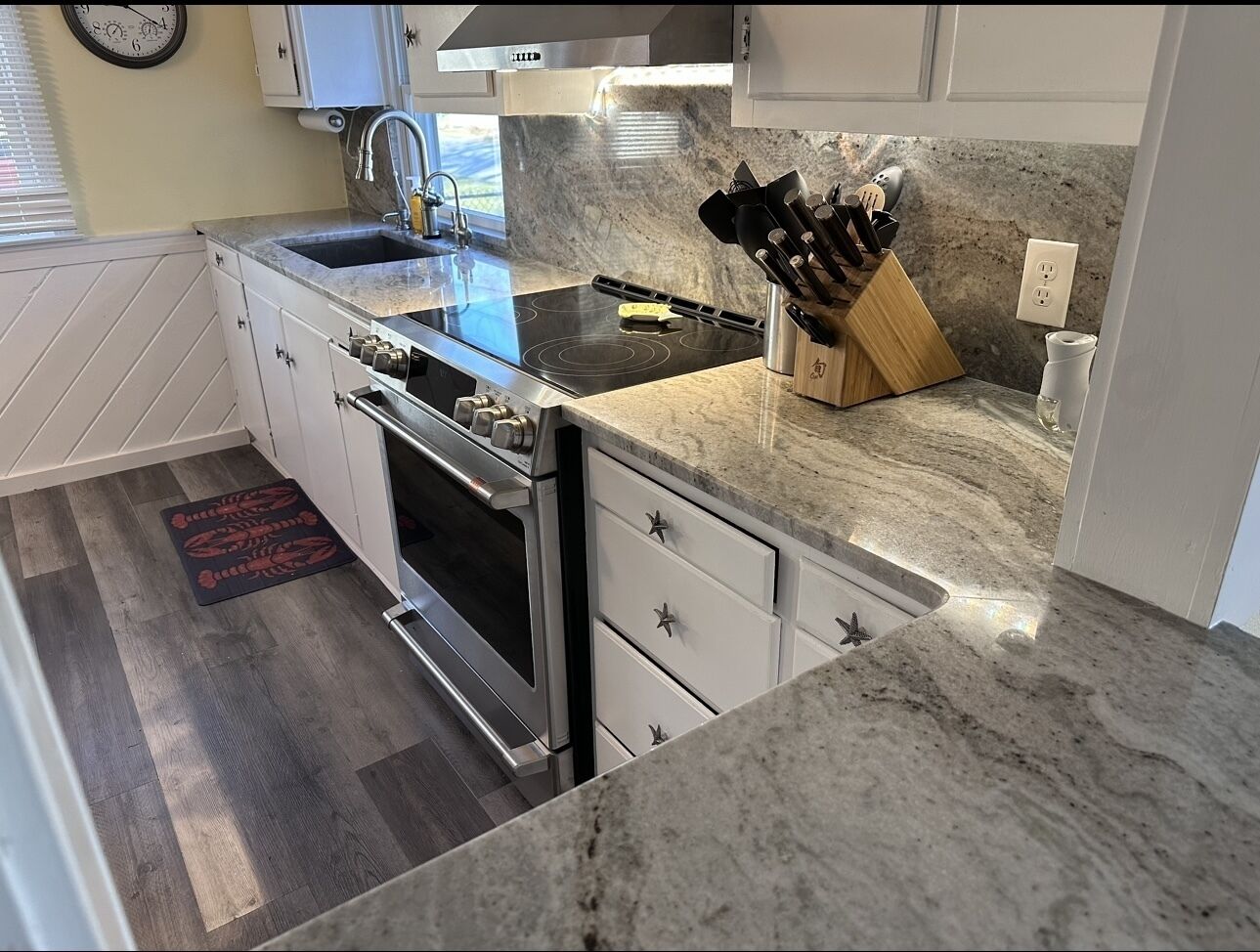 Geladeira, micro-ondas, fogão, cooktop