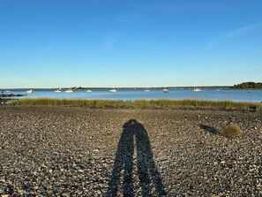 Vlak bij het strand, ligstoelen, strandlakens