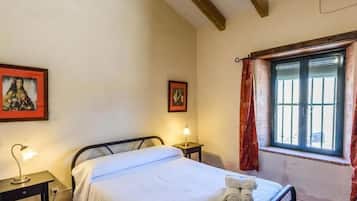 4 soverom, skrivebord, reiseseng for barn og sengetøy