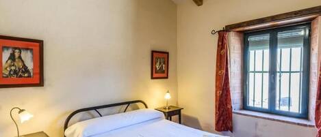 4 bedrooms, desk, travel cot, bed sheets