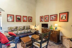 Una televisión, una chimenea