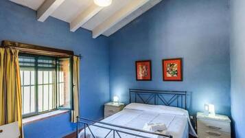 4 soverom, skrivebord, reiseseng for barn og sengetøy