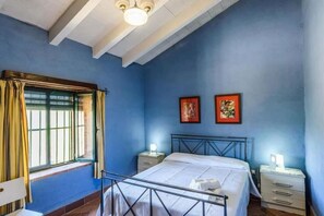 4 bedrooms, desk, travel crib, bed sheets