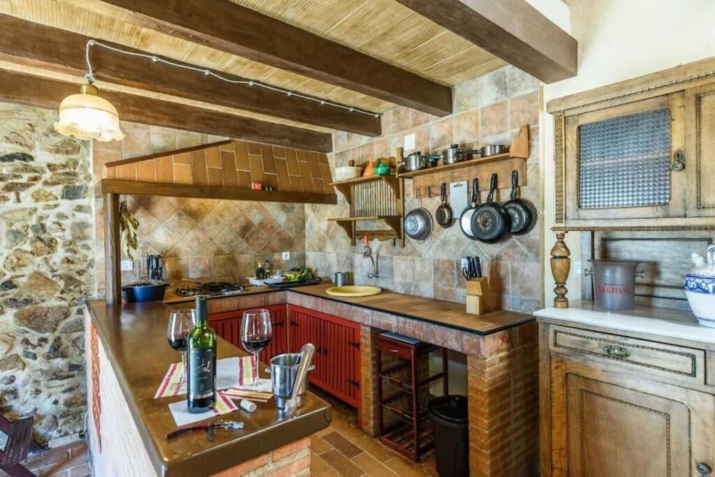 Een koelkast, een magnetron, een koffiezetapparaat/waterkoker