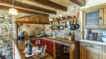 Geladeira, micro-ondas, cafeteira/chaleira, chaleira elétrica