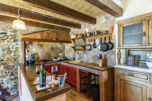 Een koelkast, een microgolfoven, een koffiezetapparaat/waterkoker