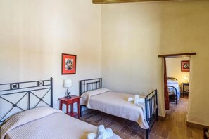 4 dormitorios, escritorio, cuna de viaje y ropa de cama