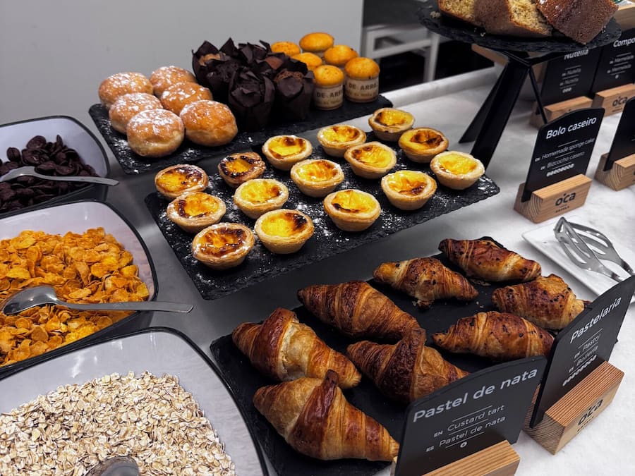 Desayuno buffet diario (EUR 14 por persona)