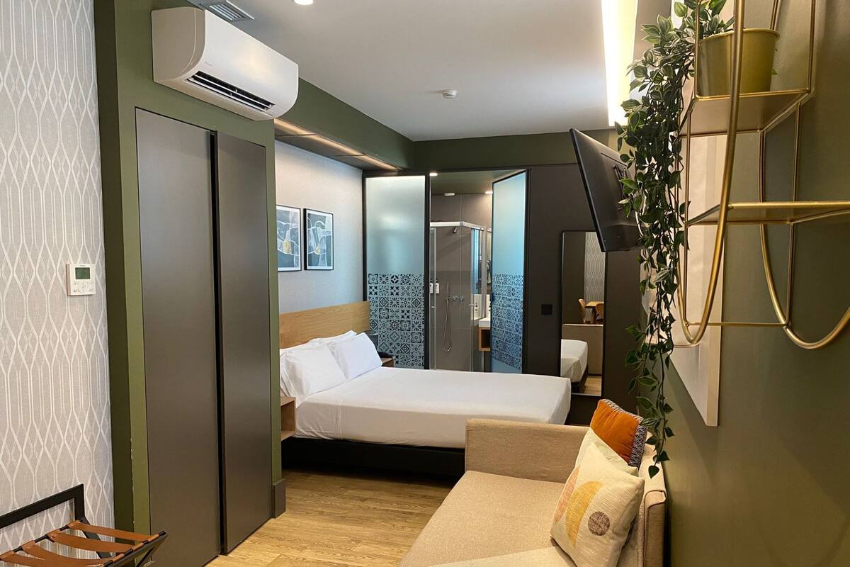 In-room safe, desk, WiFi (free), bed sheets