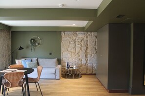 Family Studio | Private kitchen | Mini-fridge, cookware/dishes/utensils