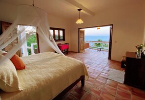 2 chambres, coffre-fort, bureau, fer et planche à repasser