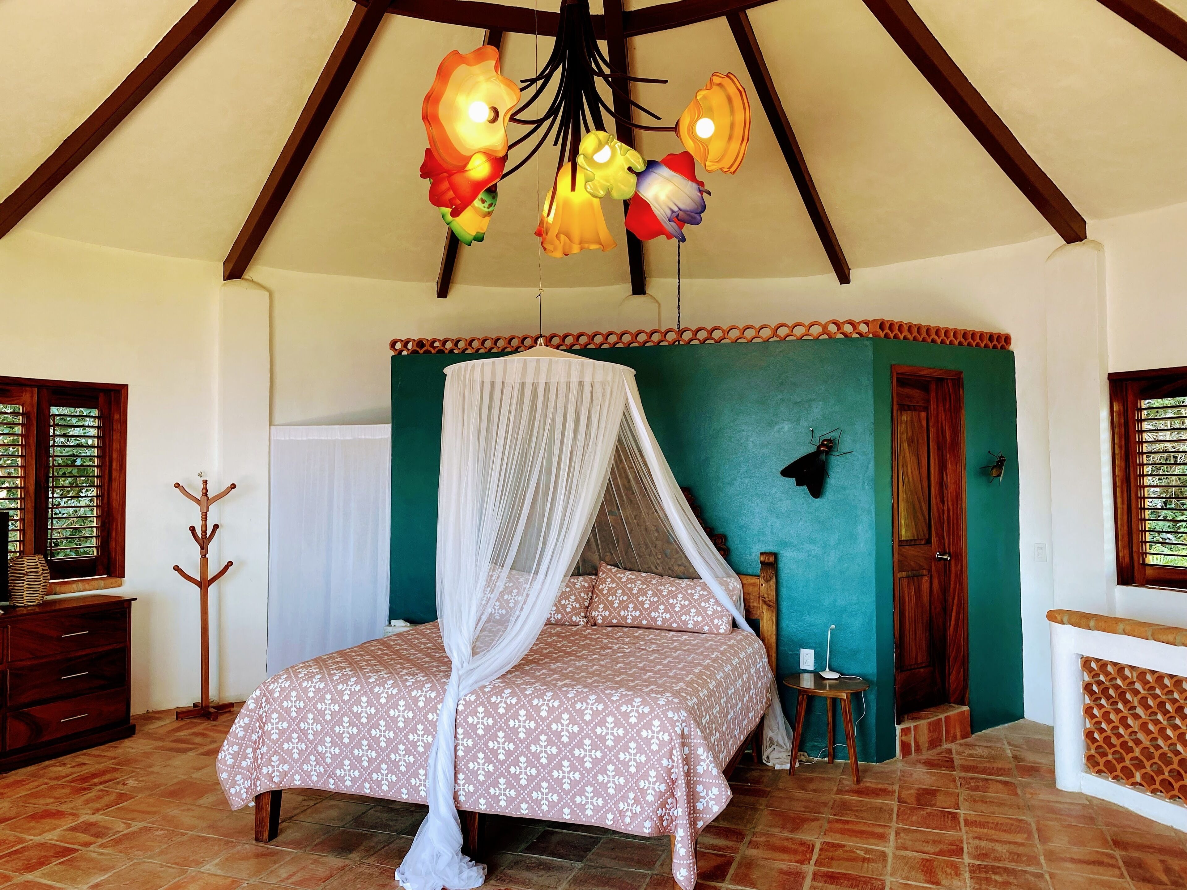 2 多间卧室、客房内保险箱、办公桌、熨斗/熨衣板