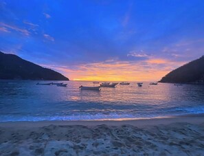 Na praia, toalhas de praia 