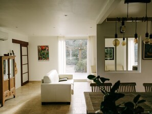 Televisie, een open haard en boeken