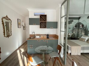 1 chambre, fer et planche Ă repasser, Wi-Fi gratuit, draps fournis