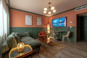 TV, offices - Condo On The Beach - Heated Pool - Self Check-in (Belleair Beach)