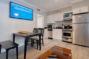 Kylskåp, mikrovågsugn, ugn och diskmaskin