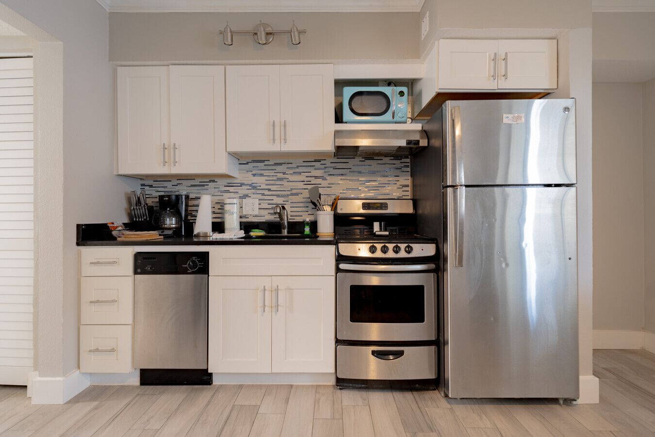 Refrigerador, microondas, horno y lavavajillas 