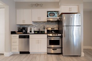 Kylskåp, mikrovågsugn, ugn och diskmaskin