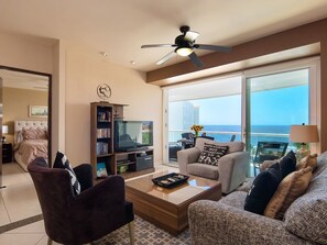 Een televisie, een dvd-speler, tafelvoetbal en een kantoor