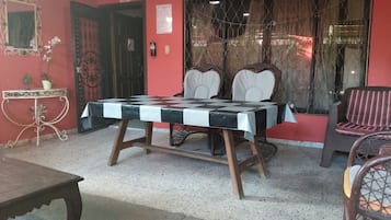 Yhden hengen economy-huone, 1 keskisuuri parisänky, pyörätuolille soveltuva suihku | Oleskelualue