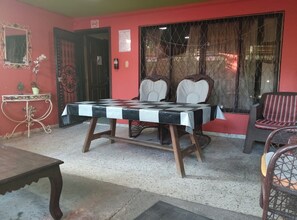 Economy Single Room, 1 Queen Bed, Roll-in Shower | Living area