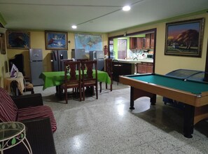 Økonomi-enkeltrom, 1 queensize-seng, rullestolvennlig dusj | Oppholdsområde