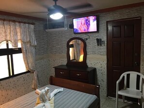 Quarto solteiro econômico, 1 cama Queen, chuveiro com barras de apoio | Ferros/tábuas de passar roupa, Wi-Fi de cortesia