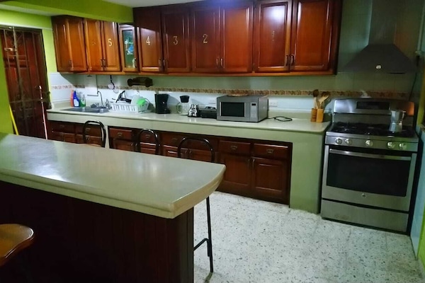 Economy enkelrum - 1 queensize-säng - rullstolsanpassad dusch | Vardagsrum