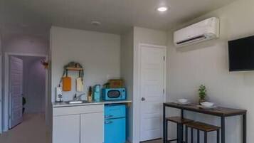 Keittoastiat/astiat/ruokailuvälineet