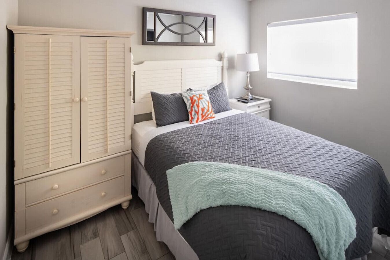 1 habitación, escritorio, tabla de planchar con plancha y wifi 