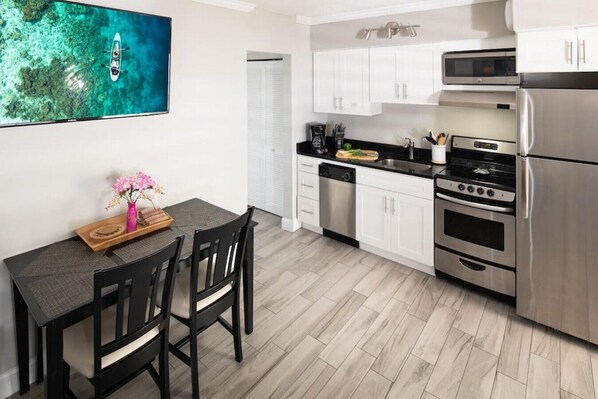 ثلاجة، ميكروويف، فرن، غسالة أطباق