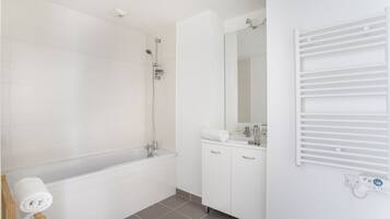 SĂšche-cheveux, serviettes fournies, savon, shampoing