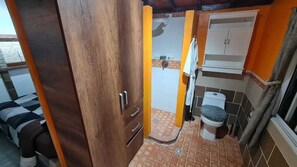 Deluxe Cabin | Bathroom | Shower, hair dryer, towels