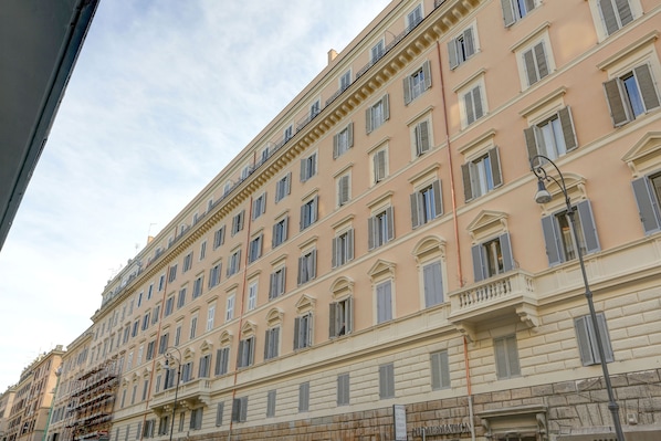 Front of property - Voyager House (Rome)