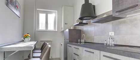 Mini réfrigérateur, micro-ondes, plaque de cuisson, machine à expresso