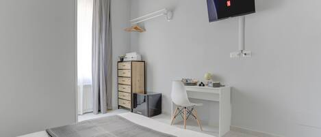 Room, 1 Bedroom | 1 bedroom, hypo-allergenic bedding, down comforters, iron/ironing board