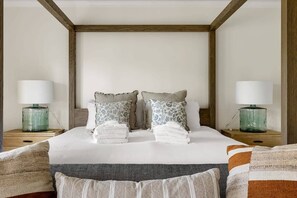 4 chambres, bureau, fer et planche à repasser, lit de bébé portatif