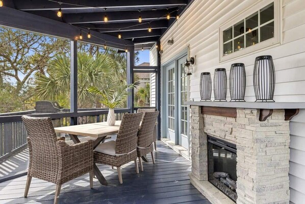 Outdoor dining - Starfish Landing | Renovated, private 4bd Oasis (Folly Beach)