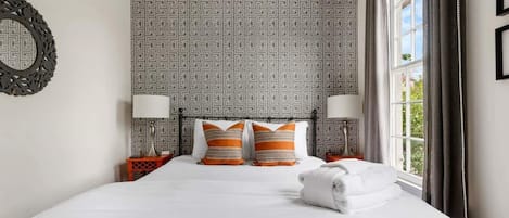 2 soverom, skrivebord, strykejern/-brett og wi-fi