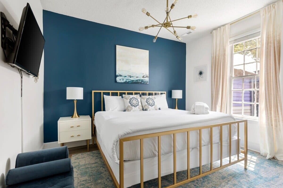 2 bedrooms, desk, iron/ironing board, WiFi