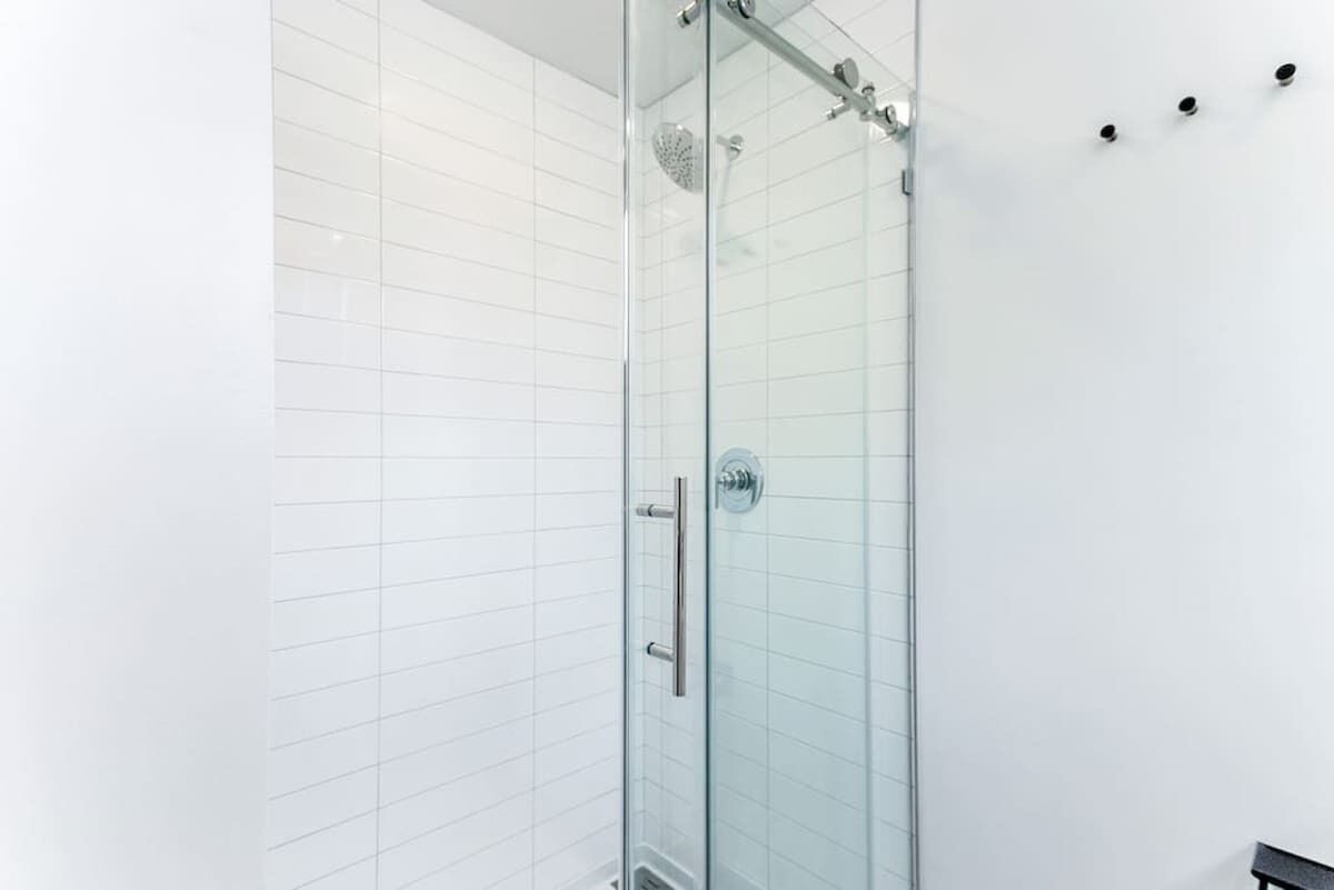 Een douche, een haardroger, handdoeken