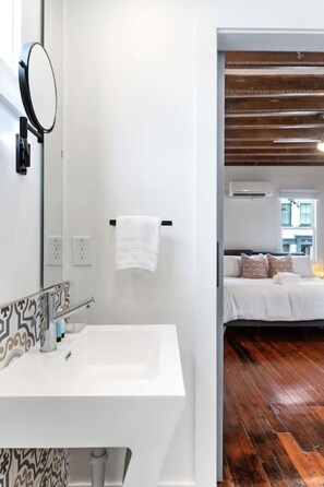 Shower, hair dryer, towels