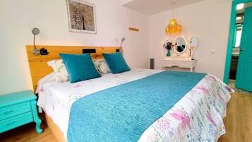 1 dormitorio y tabla de planchar con plancha