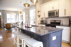 Fridge, microwave, oven, stovetop - Modern 3bd House Downtown Raleigh (Raleigh)