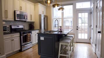 Réfrigérateur, micro-ondes, four, plaque de cuisson