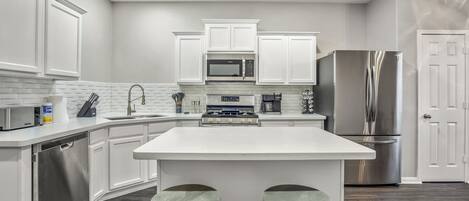 冷蔵庫、電子レンジ、オーブン、コンロ