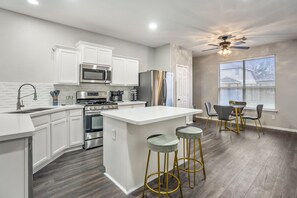 Refrigerador, microondas, horno y parrilla de estufa 