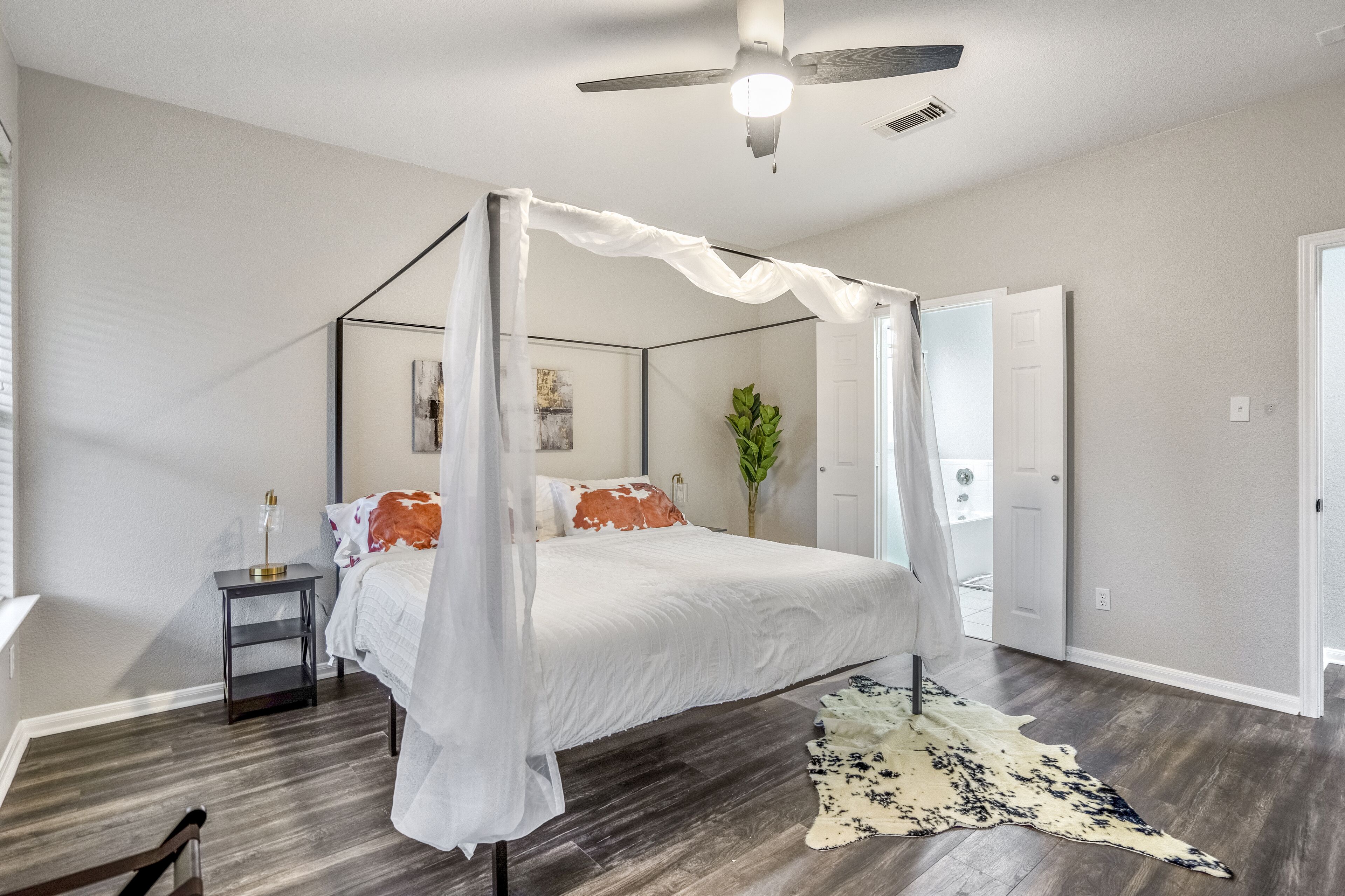 4 slaapkamers, een strijkplank/strijkijzer, reisbedje, wifi