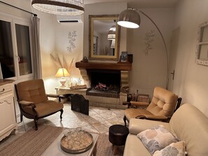 TV connectée, cheminée, livres